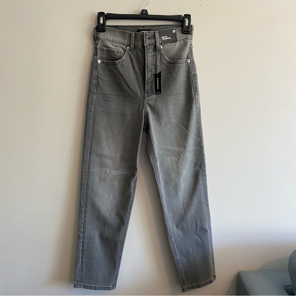 EXPRESS High Rise Mom Jeans - Picture 5 of 6